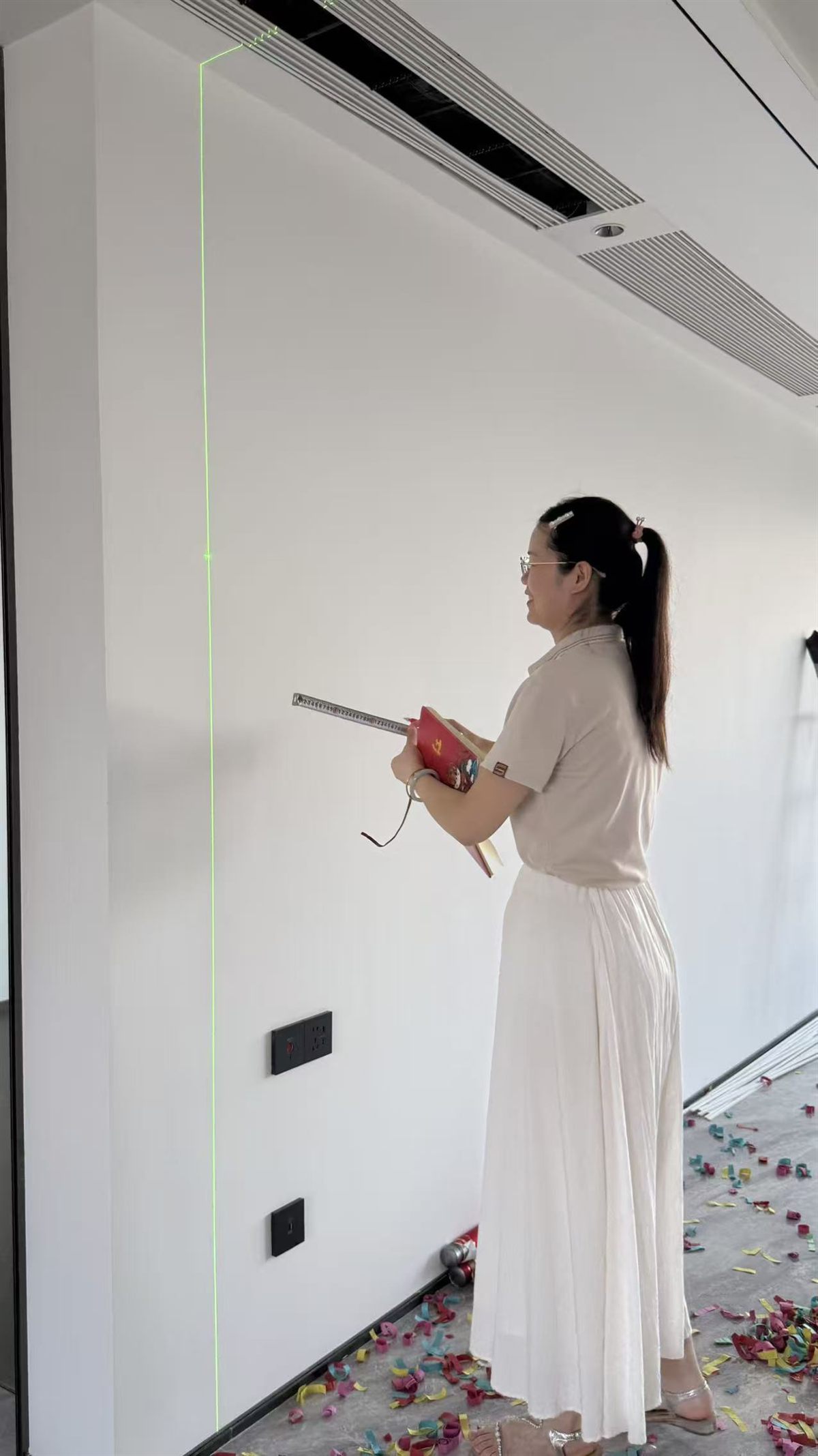 中墅女设计师现场记录墙体宽度尺寸